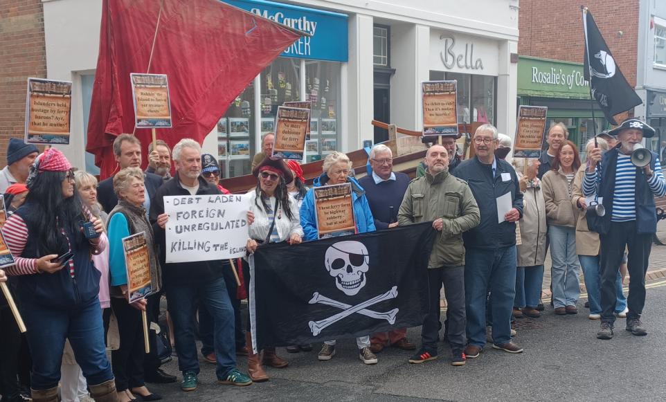 Isle of Wight ferry users stage protest in Cowes town centre