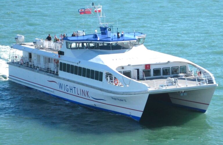 Isle of Wight travellers delayed by Wightlink ferry fault
